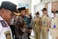 Bupati Tanggamus Moh Saleh Asnawi saat memberikan motifasi kepada para Taruna/Taruni STTD yang diperbantukan di Dishub Tanggamus selama Mudik Lebaran 2025 | Dok. Kominfo Tanggamus.