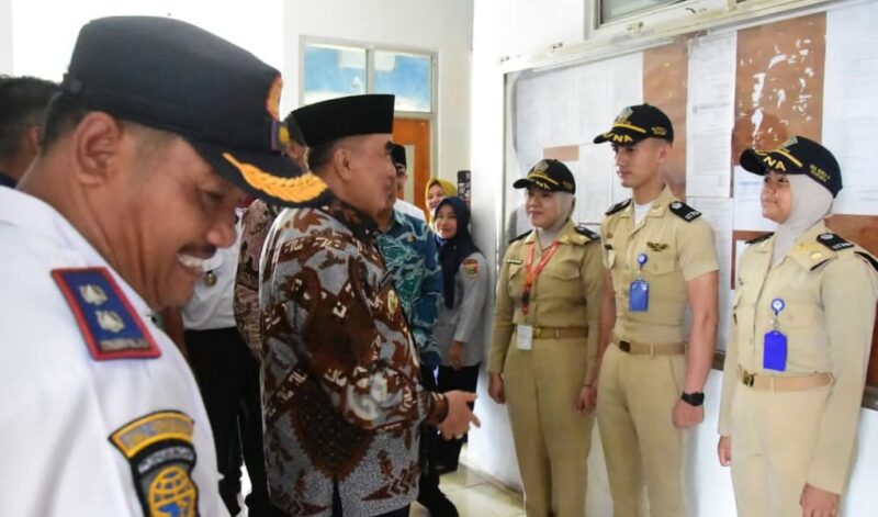 Bupati Tanggamus Moh Saleh Asnawi saat memberikan motifasi kepada para Taruna/Taruni STTD yang diperbantukan di Dishub Tanggamus selama Mudik Lebaran 2025 | Dok. Kominfo Tanggamus.