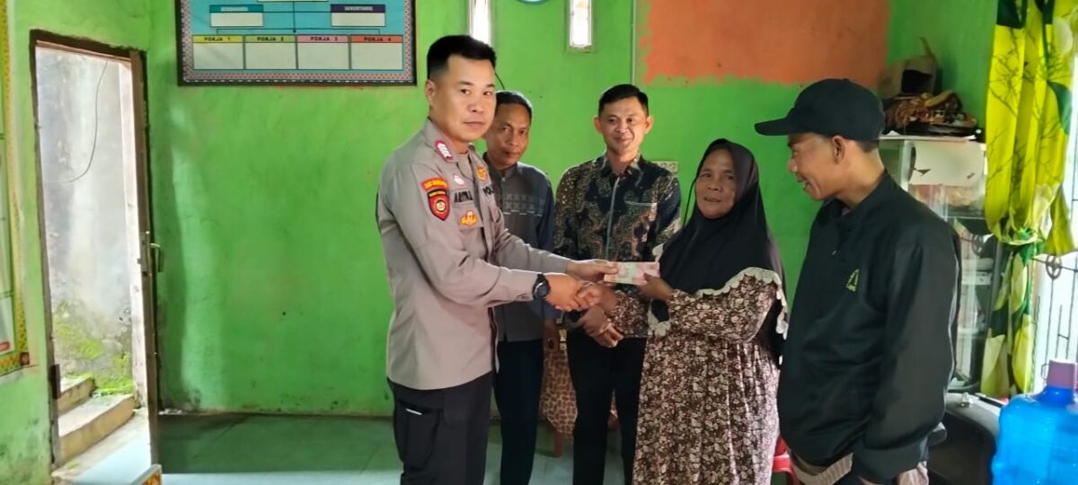 Bhabinkamtibmas Pekon Gunung Tiga saat Menyerahkan BLT-DD kepada KPM. Foto : Asrul Ariski/Media Prioritastv.com.
