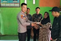 Bhabinkamtibmas Pekon Gunung Tiga saat Menyerahkan BLT-DD kepada KPM. Foto : Asrul Ariski/Media Prioritastv.com. 
