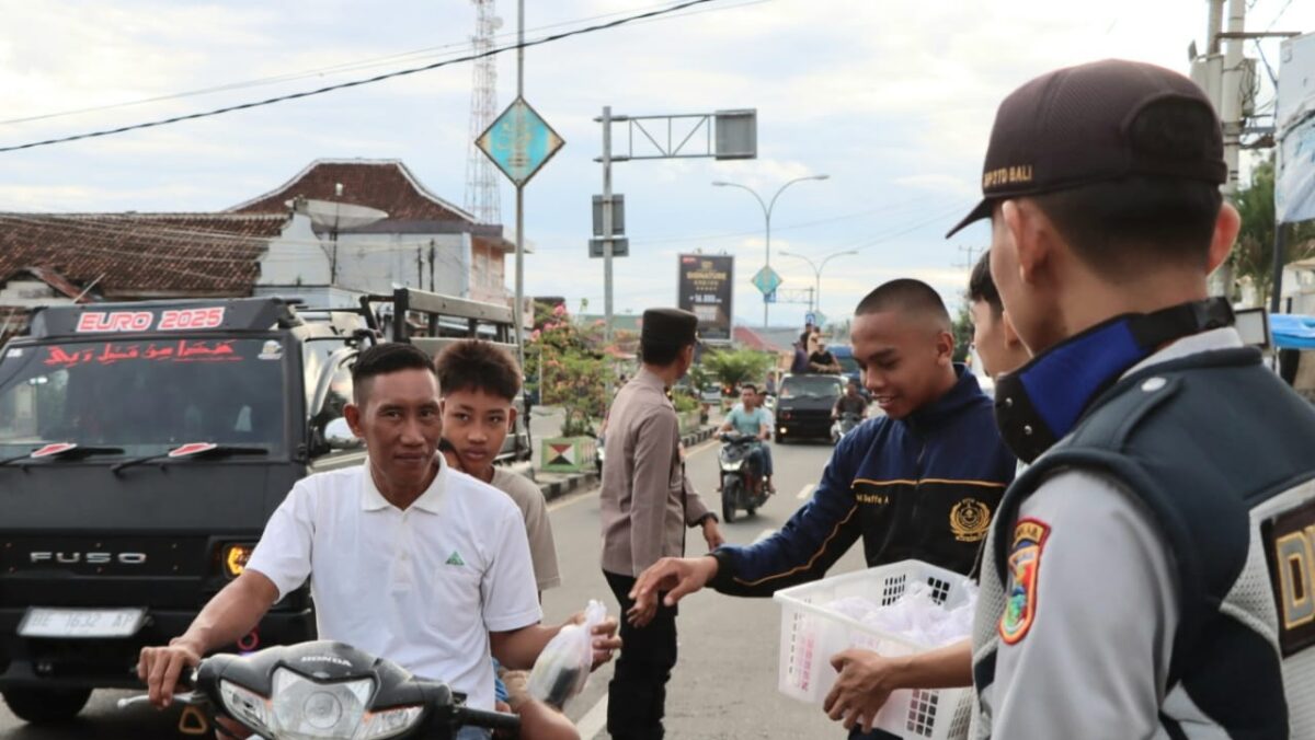Pelajar dan Alumni SMAN 1 Kota Agung saat membagikan takjil Ramadhan di Simpang Rumdin Bupati Tanggamus, Sabtu 29 Maret 2025 | Herdi/Media Prioritastv.com.