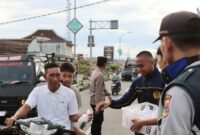 Pelajar dan Alumni SMAN 1 Kota Agung saat membagikan takjil Ramadhan di Simpang Rumdin Bupati Tanggamus, Sabtu 29 Maret 2025 | Herdi/Media Prioritastv.com.