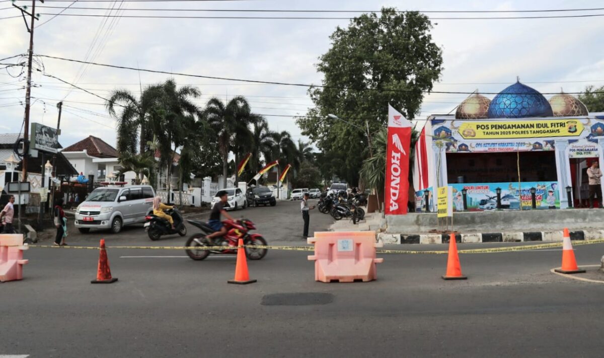 Pembatas jalan di Simpang Rumdin Bupati Tanggamus dari arah Jalan Samudra, Sabtu 29 Maret 2025 | Herdi/Media Prioritastv.com.