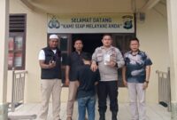 Polsek Pugung saat memperlihatkan tersangka MS sebelum dijebloskan ke sel penjara, Minggu 30 Maret 2025 | Dok. Humas Polres Tanggamus.
