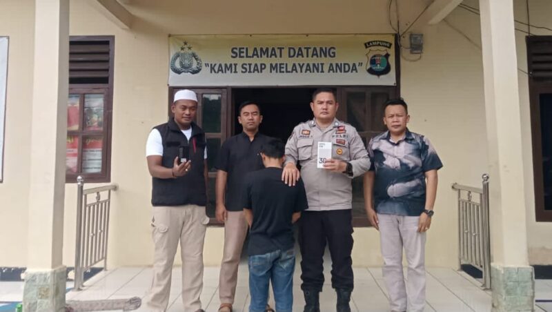 Polsek Pugung saat memperlihatkan tersangka MS sebelum dijebloskan ke sel penjara, Minggu 30 Maret 2025 | Dok. Humas Polres Tanggamus.
