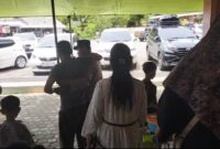 Anggota Polsek Semaka Polres Tanggamus saat evakuasi pemudik sakit di Masjid Imadduddin ke Puskesmas Sukaraja, Minggu 30 Maret 2025 | Dok. Humas Polres Tanggamus.