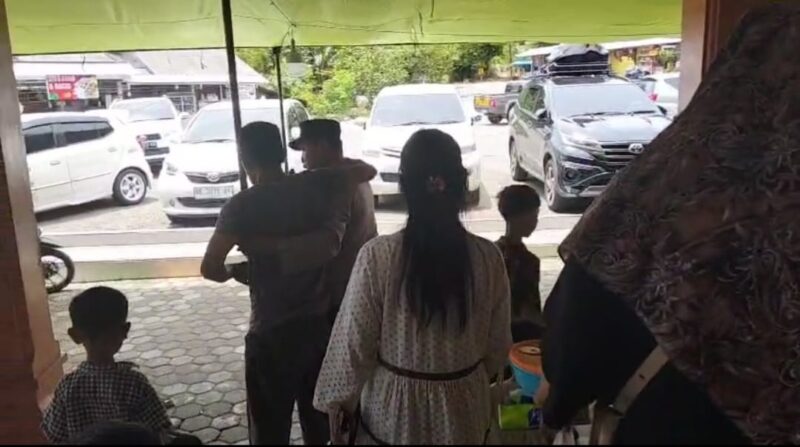 Anggota Polsek Semaka Polres Tanggamus saat evakuasi pemudik sakit di Masjid Imadduddin ke Puskesmas Sukaraja, Minggu 30 Maret 2025 | Dok. Humas Polres Tanggamus.