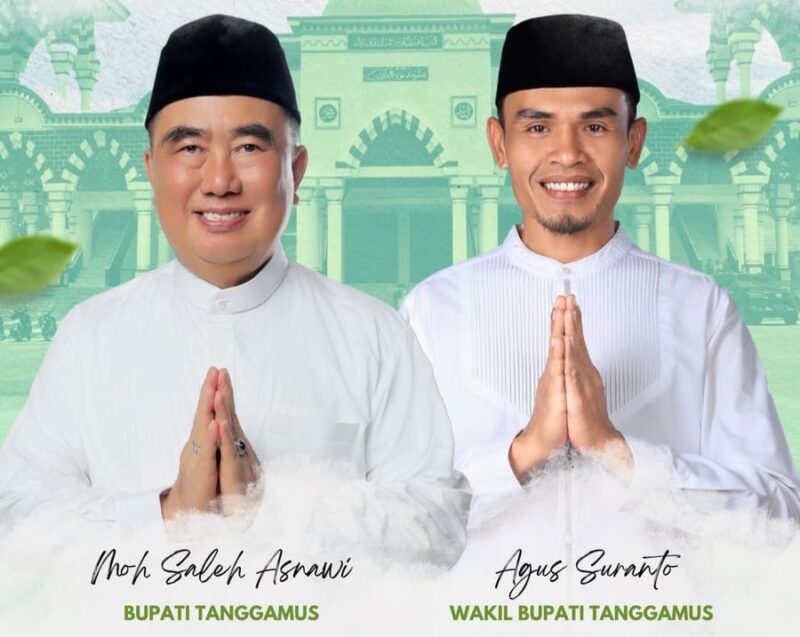 Bupati Tanggamus Moh. Saleh Asnawi dan Wakil Bupati Tanggamus Agus Suranto dalam flyer seruan Sholat Idul Fitri di Masjid Nurul Faidzin Islamic Center Kota Agung | Dok. Istimewa.