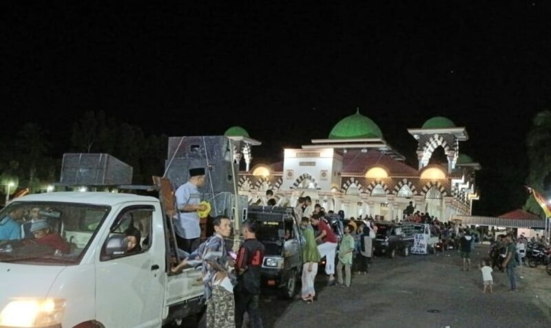 Jamaah Masjid Nurul Faidzin Islamic Center Kota Agung, Tangamus saat melaksanakan persiapan takbir keliling, Sabtu 30 Maret 2025, malam | Dok. Humas Polres Tanggamus.