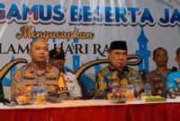 Bupati Tanggamus Hi. Moh Saleh Asnawi bersama Forkopimda saat mengikuti video conference bersama Kapolri di Pospam Kota Agung, Minggu 30 Maret 2025 malam | Herdi/Media Prioritastv.com.