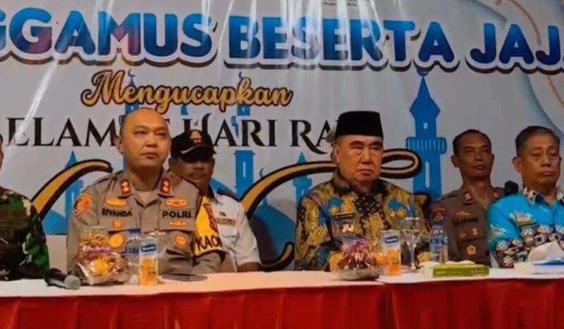Bupati Tanggamus Hi. Moh Saleh Asnawi bersama Forkopimda saat mengikuti video conference bersama Kapolri di Pospam Kota Agung, Minggu 30 Maret 2025 malam | Herdi/Media Prioritastv.com.