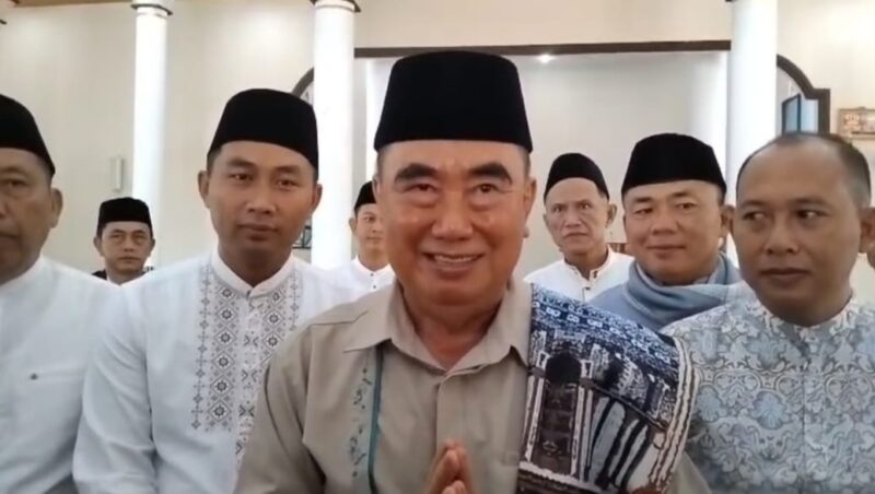 Bupati Tanggamus Hi. Moh. Saleh Asnawi saat mengucapkan selamat Idul Fitri kepada masyarakat Tanggamus di Masjid Nurul Faidzin, Islamic Center, Kota Agung, Senin 31 Maret 2025  | Herdi/Media Prioritastv.com.