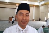 Ketua DPRD Tanggamus Agung Setyo Utomo saat menyampaikan pesan Idul Fitri 1446 Hijriah di Masjid Nurul Faidzin Islamic Center Kota Agung, Senin 31 Maret 2025 | Herdi/Media Prioritastv.com.