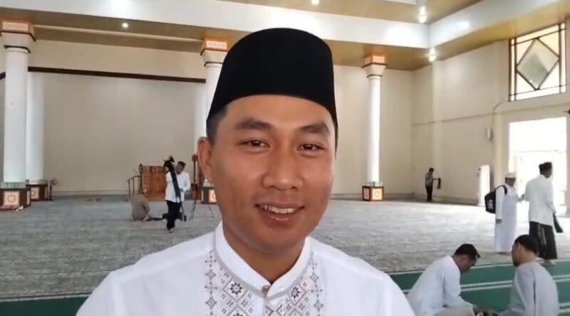 Ketua DPRD Tanggamus Agung Setyo Utomo saat menyampaikan pesan Idul Fitri 1446 Hijriah di Masjid Nurul Faidzin Islamic Center Kota Agung, Senin 31 Maret 2025 | Herdi/Media Prioritastv.com.