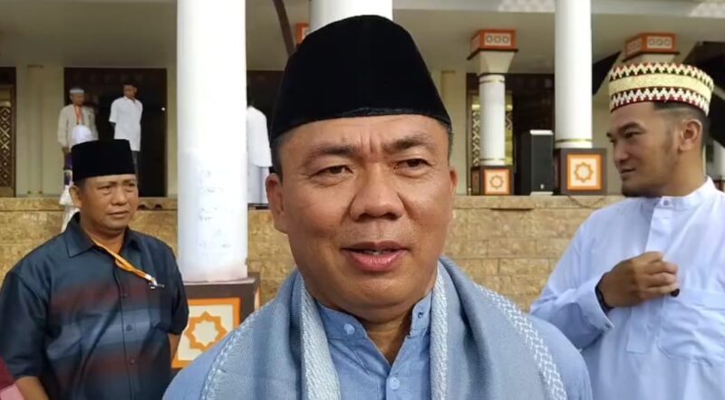 Wakil Ketua DKM Masjid Nurul Faidzin Islamic Center Kota Agung, Tanggamus, Herwan Rozali saat memberikan keterangan di area masjid setempat, Senin 31 Maret 2025 | Herdi/Media Prioritastv.com.