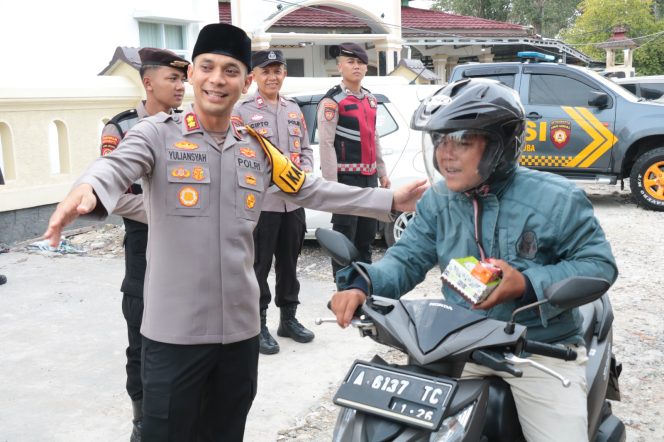 
 Polres Tulang Bawang Bagikan Ratusan Takjil ke Pengendara, AKBP Yuliansyah Paparkan Tujuannya