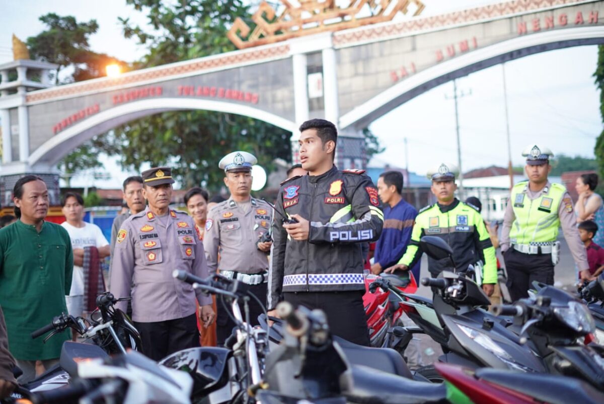 Tim gabungan saat mengamankan puluhan sepeda motor dalam balap liar di Jalur Dua Gunung Sakti, Kelurahan Menggala Selatan, Kecamatan Menggala, pada Senin (3/3/2025) sekitar pukul 05.30 WIB.