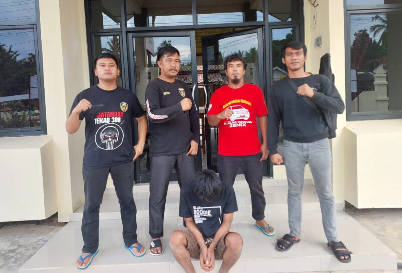 Tersangka perampasan HP yang berhasil dibekuk polisi, Sabtu 1 Maret 2025 | Dok. Humas Polres Tulang Bawang.