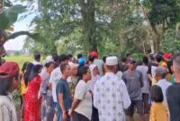 Warga saat berkerumun saat menyaksikan temuan pria diduga gantung diri di pohon asam di Pekon Sidoharjo Pringsewu, Sabtu 1 Maret 2025 | Dok. Istimewa.