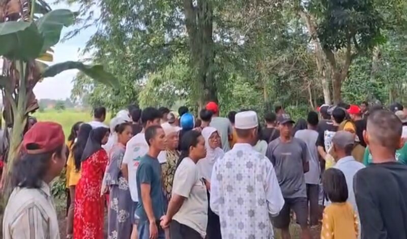 Warga saat berkerumun saat menyaksikan temuan pria diduga gantung diri di pohon asam di Pekon Sidoharjo Pringsewu, Sabtu 1 Maret 2025 | Dok. Istimewa.