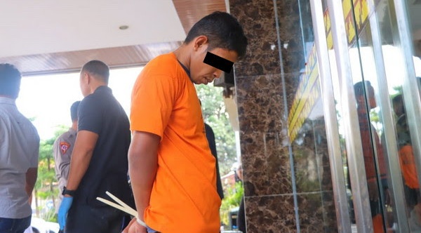 Tersangka saat ditunjukan Polresta Bandar Lampung sebelum dijebloskan ke sel tahanan, Minggu 2 Maret 2025 | Dok. Polresta Bandar Lampung.