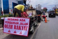 Banner monohok yang diunggah akun Instagram-nya @atu.erika, Kamis 7 Maret 2025.