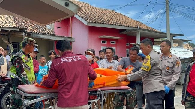 Polisi saat melakukan evakuasi korban dari dalam kontrakan, Minggu 24 Maret 2025 | Dok. Istimewa.