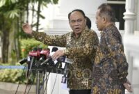 Menteri Koperasi Budi Arie Setiadi dan Wakil Menteri Koperasi Ferry Joko Yuliantono memberikan keterangan kepada awak media usai mengikuti rapat terbatas dengan Presiden Prabowo Subianto di Komplek Istana Kepresidenan, Jakarta, Jumat, 7 Maret 2025. 