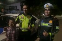 Resi Diningrat Bocah yang Tertinggal Bus saat Ketiduran di Rest Area Tol Lampung KM 116B saat Bersama Petugas Ditlantas Polda Lampung. 