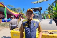 Kepala Dinas BMBK Provinsi Lampung, Muhammad Taufiqullah saat meninjau perbaikan jalan Sukamara - Kuripan, Senin 28 April 2025 |