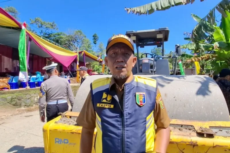 Kepala Dinas BMBK Provinsi Lampung, Muhammad Taufiqullah saat meninjau perbaikan jalan Sukamara - Kuripan, Senin 28 April 2025 |