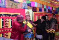Bupati Tanggamus saat pemberian gelar adat "Batin Pemimpin Massa" dalam sebuah upacara adat di Pekon Paku, Kecamatan Kelumbayan, kemarin Sabtu 5 April 2025 | Bahyuti/Media Prioritastv.com.