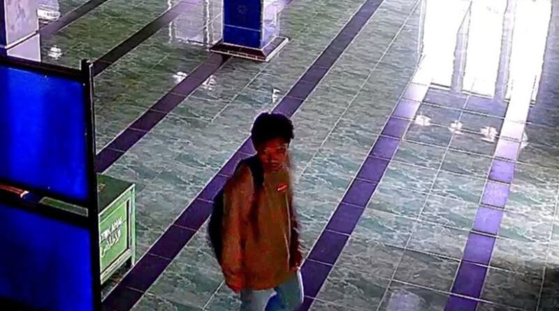 Tangkapan Layar CCTV Pelaku Pencurian Kotak Amal di Masjid Al-Ikhlas Pekon Margosari, Kecamatan Pagelaran Utara, Kabupaten Pringsewu. 