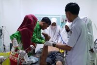 Tersangka Curanmor di Lampung Tengah, Anton (33) saat mendapatkan perawatan medis, Selasa 15 April 2025 | Dok. Istimewa.
