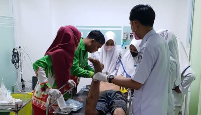 Tersangka Curanmor di Lampung Tengah, Anton (33) saat mendapatkan perawatan medis, Selasa 15 April 2025 | Dok. Istimewa.
