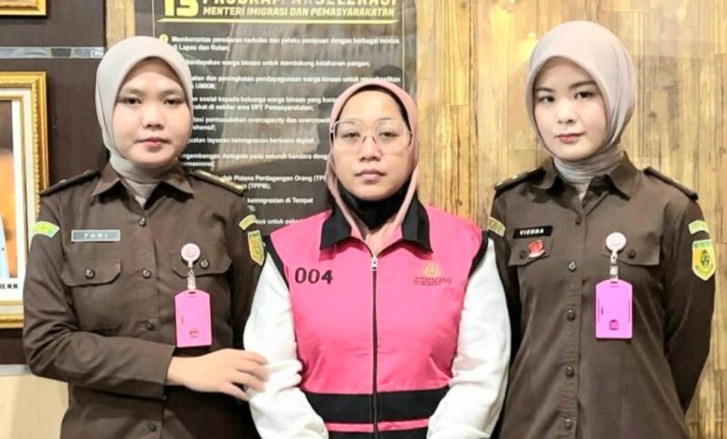 Eni Yuliati, mantan Bendahara Pengeluaran Dinas P2KB saat menjadi tersangka di Kejari Tubaba, Rabu 16 April 2025 | Dok. Istimewa.