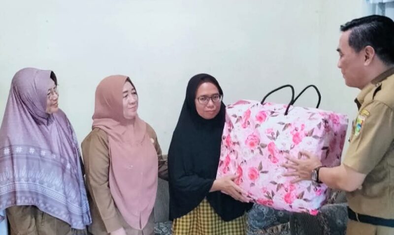 Kepala SMPN 1 Kota Agung, Jaya Mangku Desa saat menyerahkan Cinderamata kepada Sugiarsih Guru SMPN 1 Kota Agung yang telah purnatugas, Selasa 22 April 2025 | Herdi/Media Prioritastv.com.