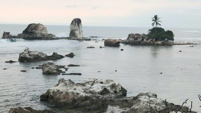 Pantai Karang Putih di Pekon Putih Doh, Cukuh Balak | Dok.