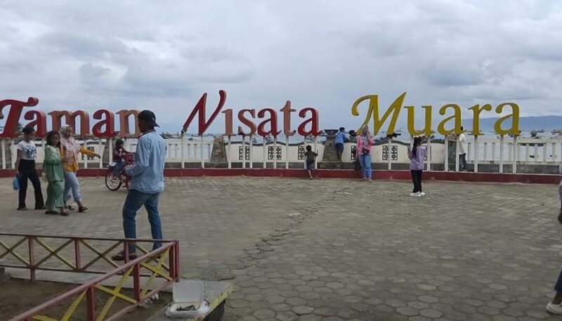 Panorama bertuliskan Pantai Taman Wisata Muara Indah, Kota Agung, Tanggamus, Selasa 1 April 2025 | Herdi/Media Prioritastv.com.
