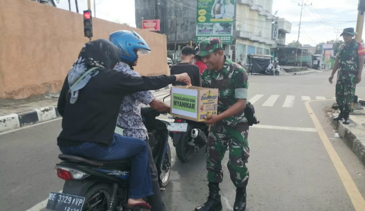 Anggota Kodim 0424 Tangggamus saat melakukan penggalangan dan di simpang lampu merah Kota Agung, Tanggamus, Rabu 2 April 2025 | Dok. Kodim Tanggamus.