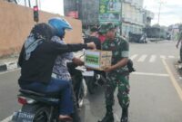 Anggota Kodim 0424 Tangggamus saat melakukan penggalangan dan di simpang lampu merah Kota Agung, Tanggamus, Rabu 2 April 2025 | Dok. Kodim Tanggamus.