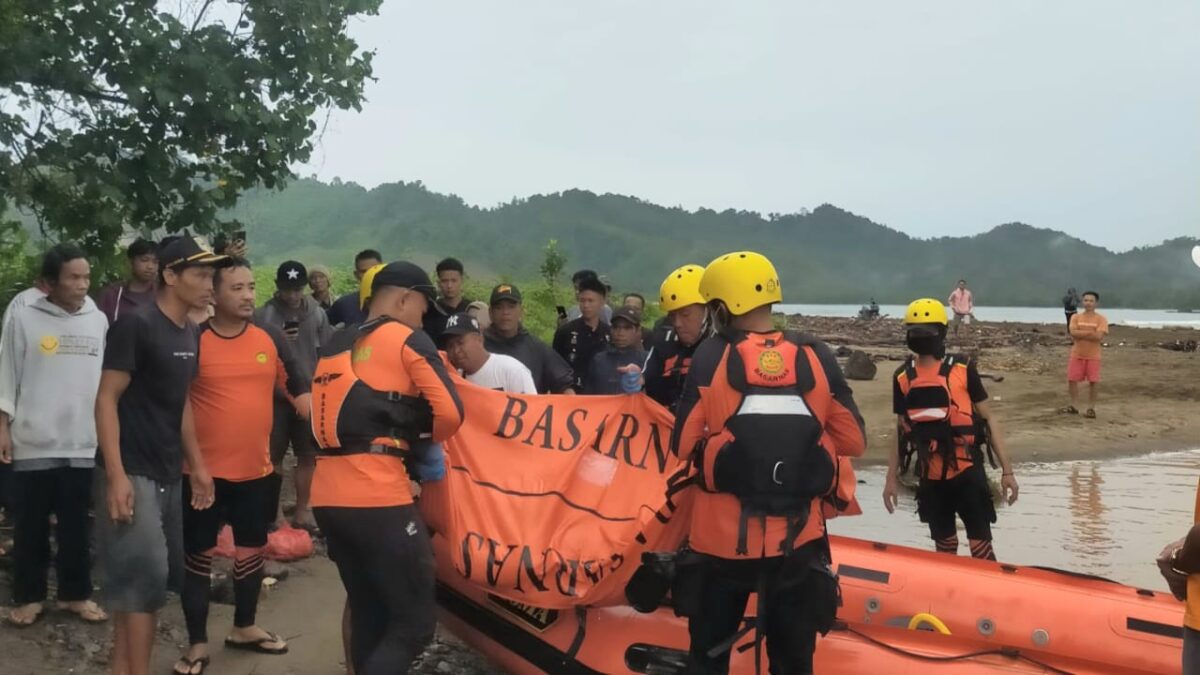 Tim SAR gabungan saat berhasil menemukan jasad korban tenggelam di Pantai Umbar, Kecamatan Kelumbayan, Tanggamus, Kamis 3 April 2025 | Dok. Istimewa.