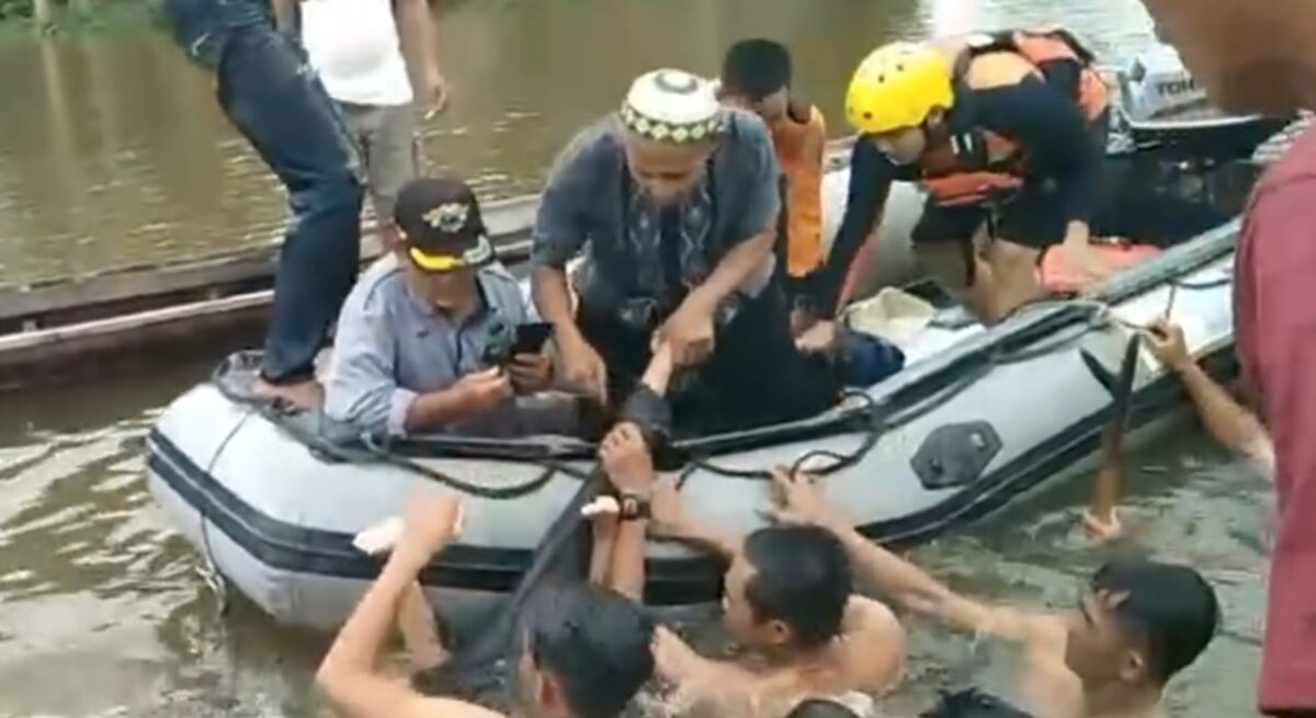 Tim SAR bersama warga saat mengevakuasi kedua korban tenggelam di Sungai Bawang Latak, Tulang Bawang, Lampung, Kamis 3 April 2025 | Dok. Facebook Multizar Azwan.