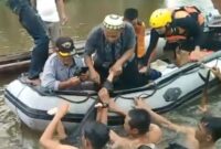 Tim SAR bersama warga saat mengevakuasi kedua korban tenggelam di Sungai Bawang Latak, Tulang Bawang, Lampung, Kamis 3 April 2025 | Dok. Facebook Multizar Azwan.