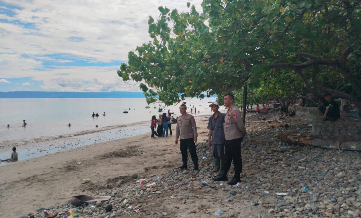 Kapolsek Kota Agung Iptu Rudi Khisbiantoro saat melakukan pengamanan di Pantai wilayah Pekon Sukabanjar, Kota Agung Timur, Tanggamus, Kamis 3 April 2025 | Dok. Humas Polres Tanggamus.