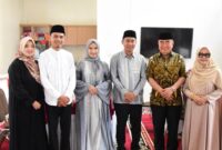 Ketua DPRD Tanggamus Agung Setyo Utomo saat foto bersama Bupati dan Wakil Bupati Tanggamus usai Open House, Kamis 3 April 2025 | Dok. Istimewa.