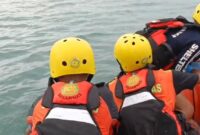 Tim SAR saat melakukan evakuasi jenazah Casmita usai ditemukan 1,4 KM dari titik awal tenggelam, Kamis 3 April 2025 | Dok. Kantor SAR Lampung.