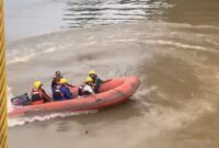 Tim SAR saat melakukan pencarian di Sungai Way Kiri, Tulang Bawang Barat, Kamis 3 April 2025 | Dok. Istimewa.