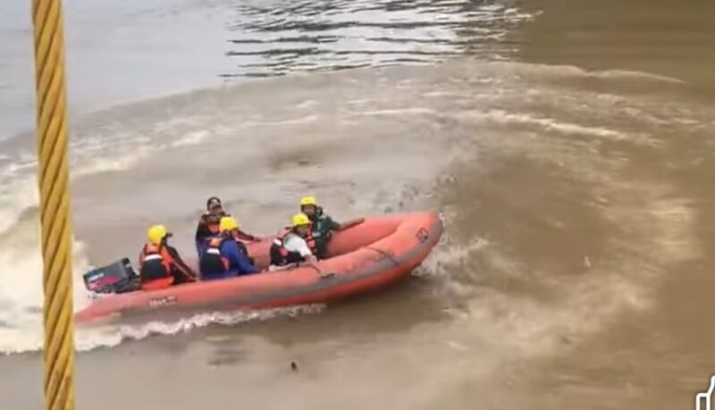 Tim SAR saat melakukan pencarian di Sungai Way Kiri, Tulang Bawang Barat, Kamis 3 April 2025 | Dok. Istimewa.