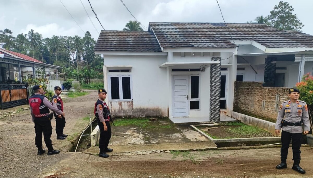 KBO Sat Samapta Polres Tanggamus, Ipda Agung Irawan saat memimpin patroli rumah kosong, Kamis April 2025 | Dok. Istimewa.